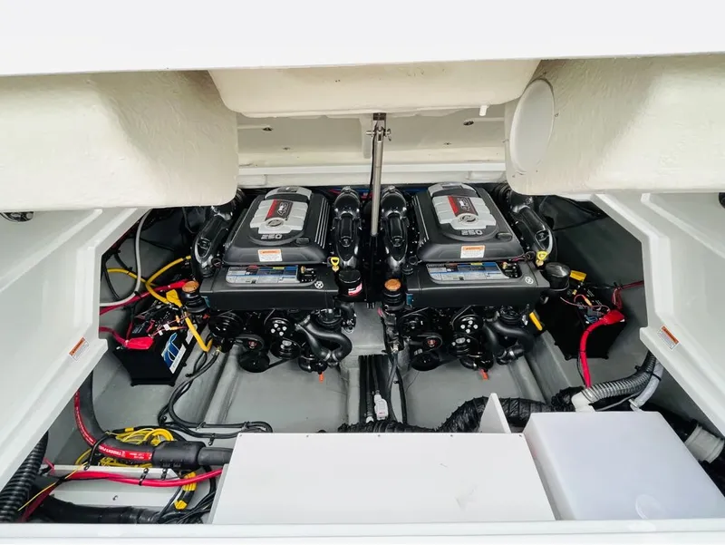 Slide: The Image of Crownline Boats E-305 2024 - 14