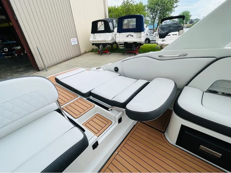 Slide: The Image of Crownline Boats E-305 2024 - 9