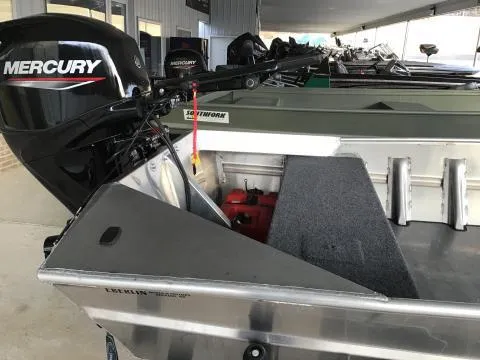 Slide: The Image of Southfork 1652 Sport Jet Boat 2026 - 9