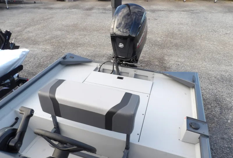 Slide: The Image of Crestliner 1860 RETRIEVER CENTER CONSOLE 2026 - 10
