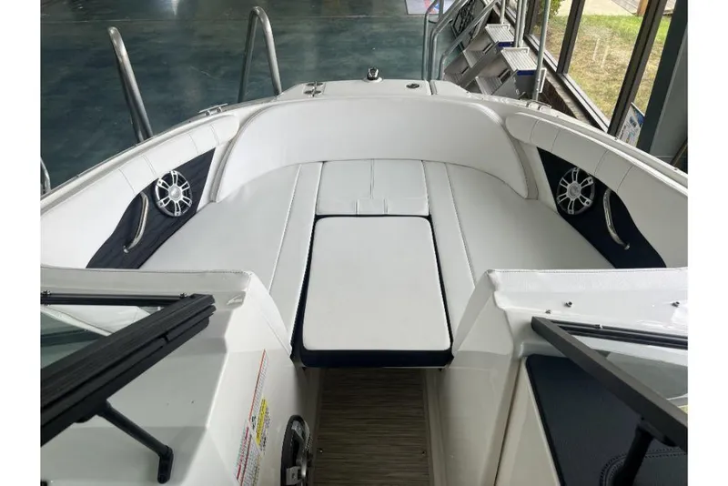 Slide: The Image of Sea Ray 190 SPX 2023 - 3