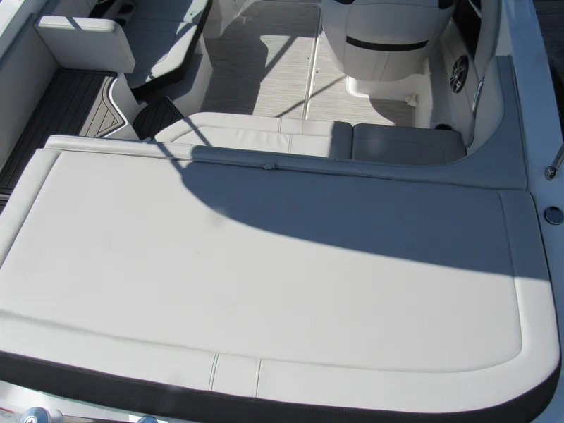 Slide: The Image of Sea Ray 190 SPX 2023 - 2