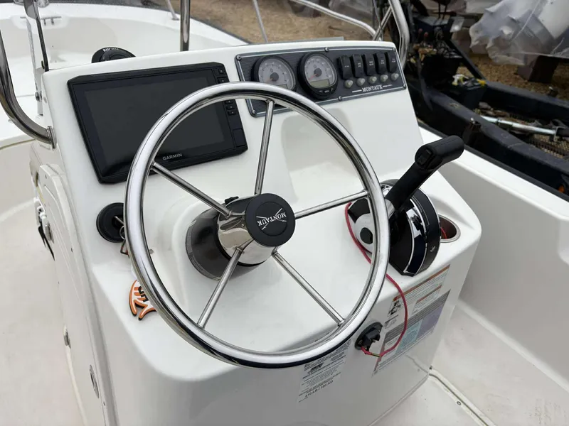Slide: The Image of Boston Whaler 170 Montauk 2021 - 6