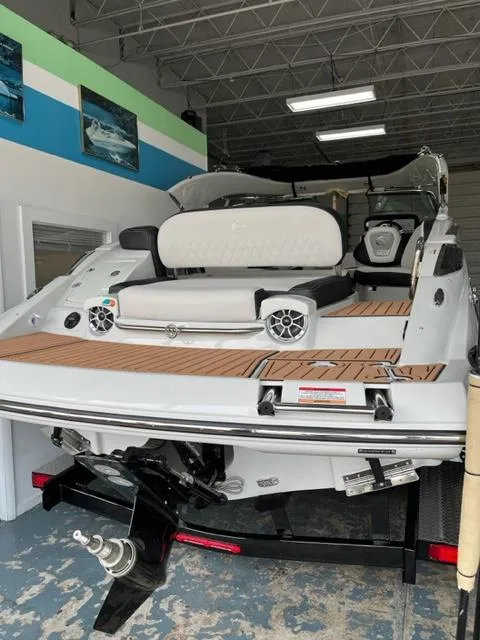 The Image of Crownline Boats E275 2024 - 0