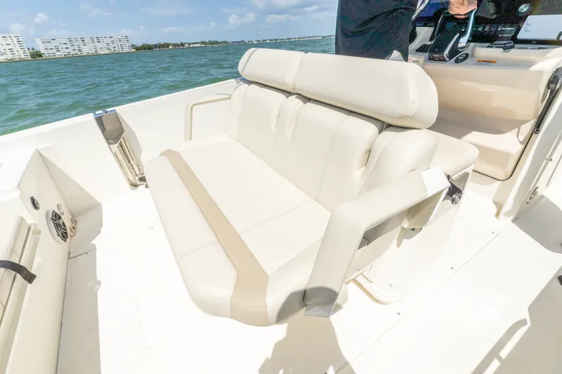 Slide: The Image of Boston Whaler DAUNTLESS 2023 - 17