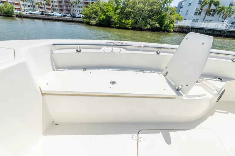 Slide: The Image of Boston Whaler DAUNTLESS 2023 - 14