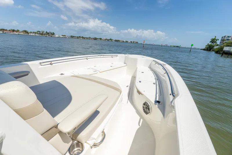 Slide: The Image of Boston Whaler DAUNTLESS 2023 - 12