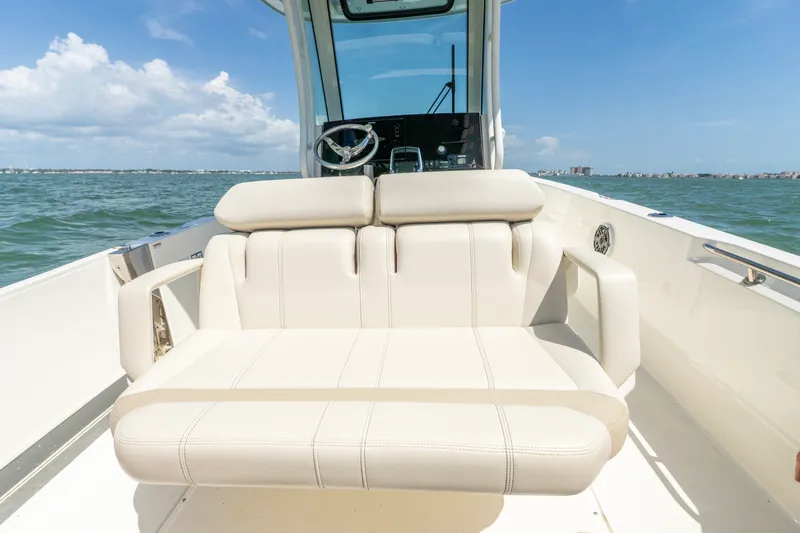 Slide: The Image of Boston Whaler DAUNTLESS 2023 - 19
