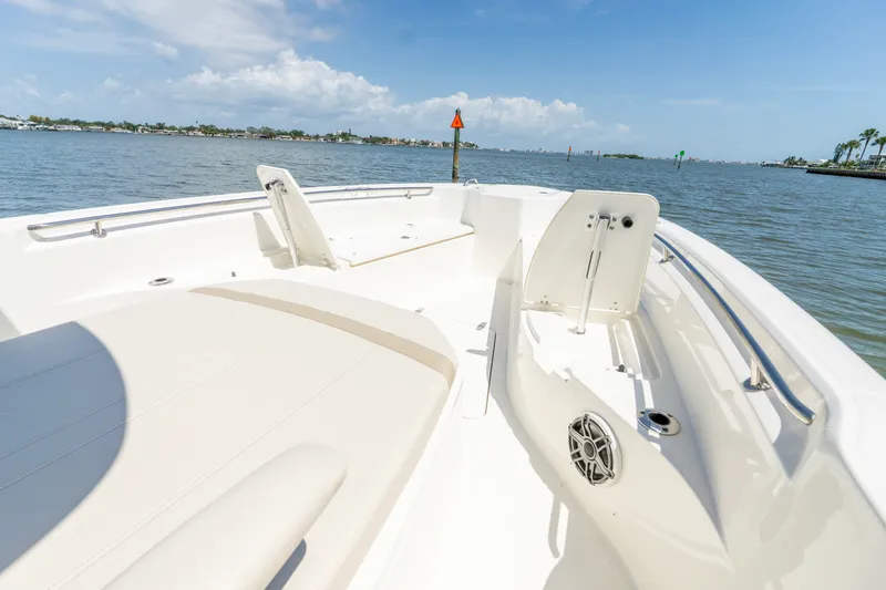 Slide: The Image of Boston Whaler DAUNTLESS 2023 - 16
