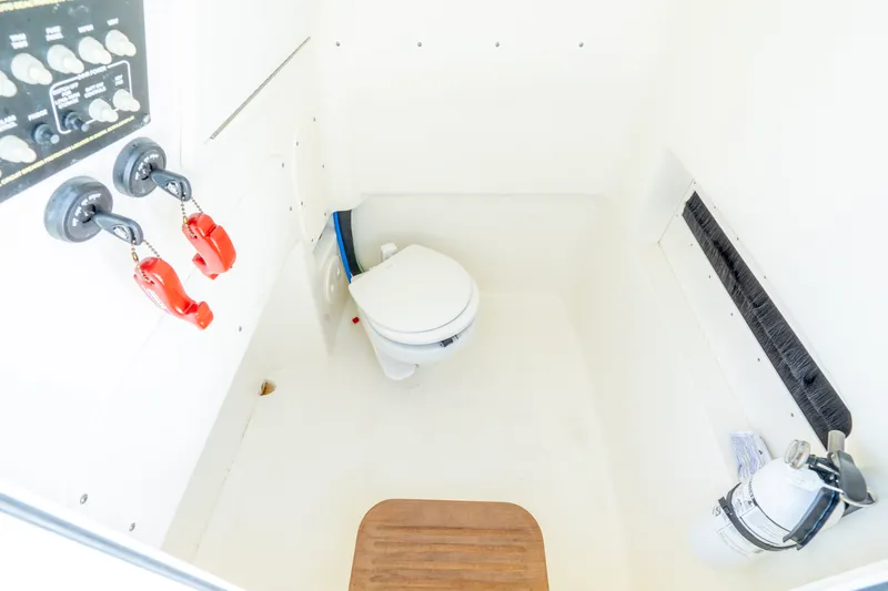Slide: The Image of Boston Whaler DAUNTLESS 2023 - 22