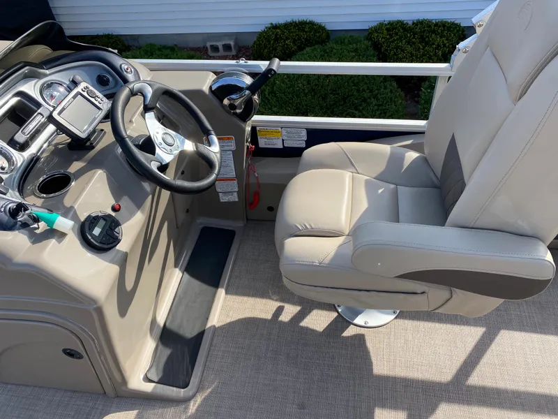 Slide: The Image of Captain's seat and helm of a 2020 Sun Tracker SportFish 22 DLX pontoon boat. - 6