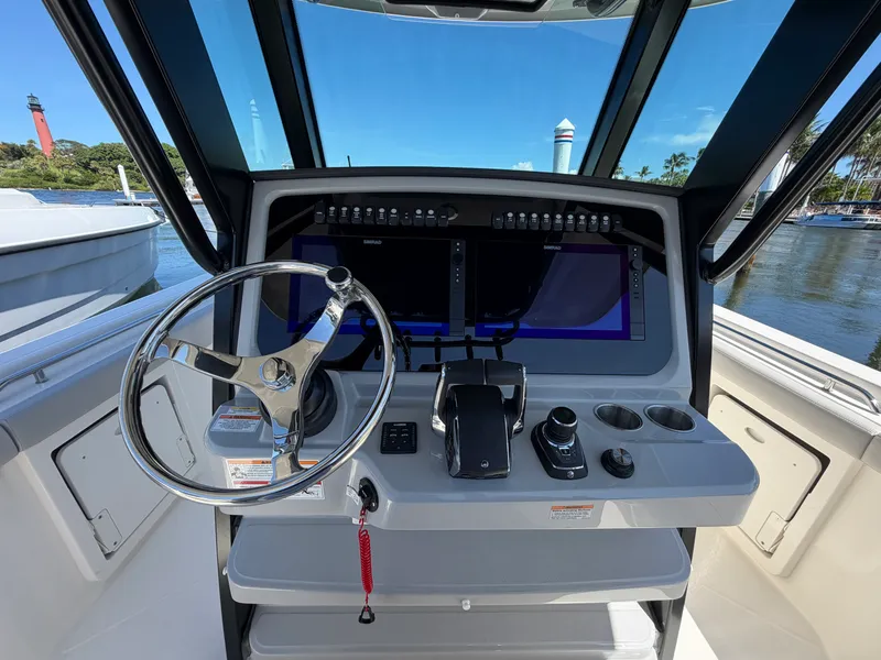 Slide: The Image of Boston Whaler 330 Outrage 2026 - 34