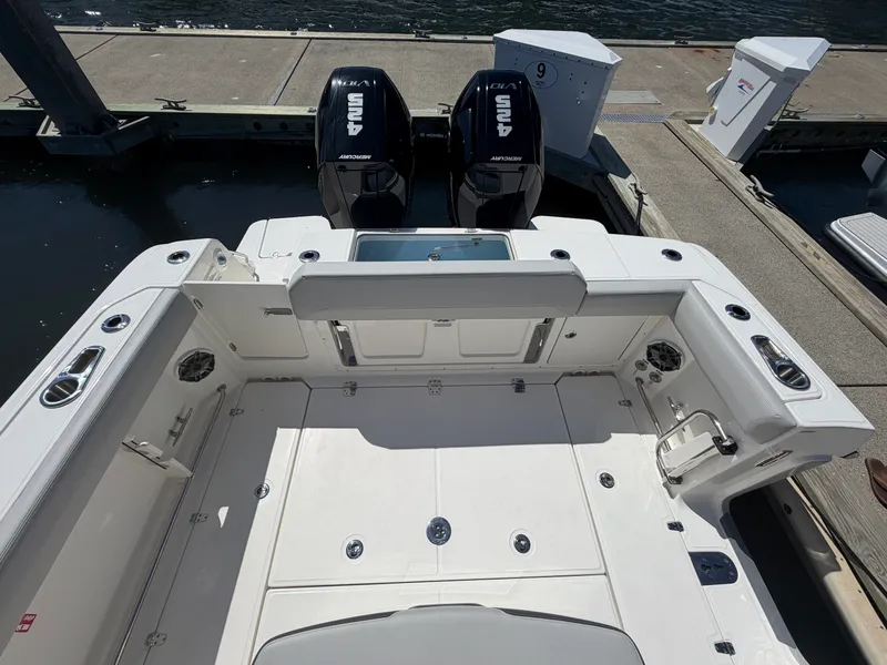 Slide: The Image of Boston Whaler 330 Outrage 2026 - 18