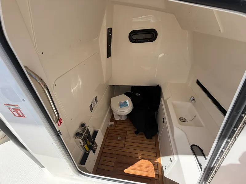 Slide: The Image of Boston Whaler 330 Outrage 2026 - 36