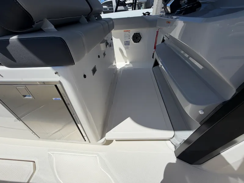 Slide: The Image of Boston Whaler 330 Outrage 2026 - 31