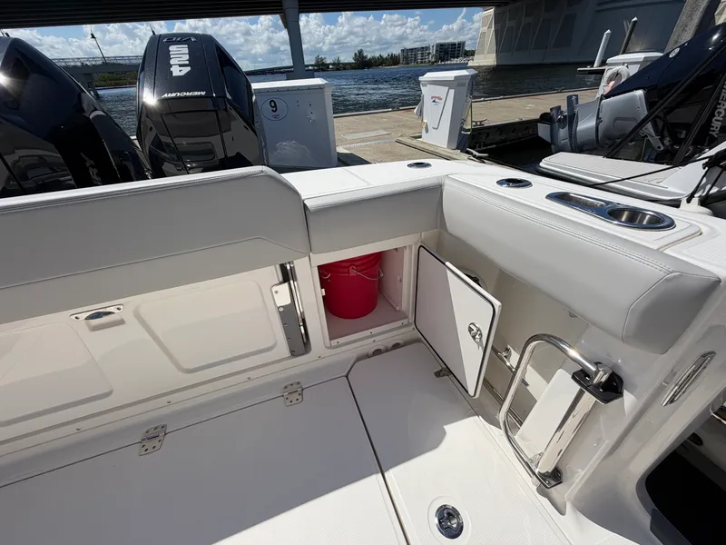 Slide: The Image of Boston Whaler 330 Outrage 2026 - 21