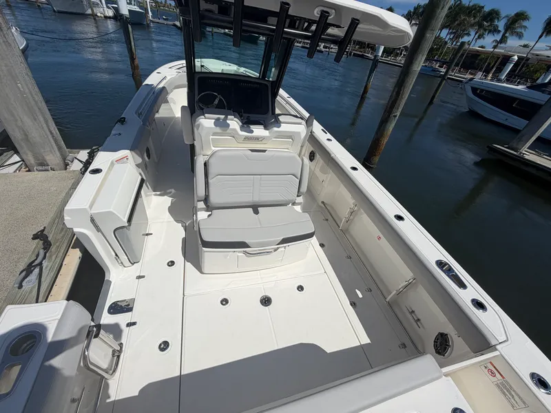 Slide: The Image of Boston Whaler 330 Outrage 2026 - 23