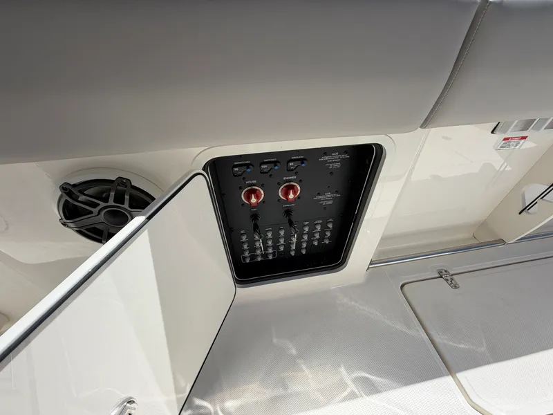Slide: The Image of Boston Whaler 330 Outrage 2026 - 47