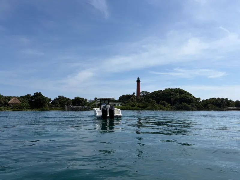Slide: The Image of Boston Whaler 330 Outrage 2026 - 14