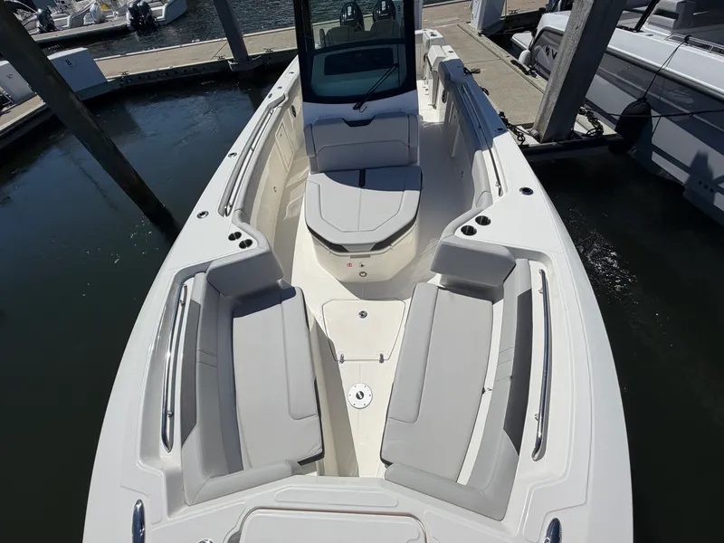Slide: The Image of Boston Whaler 330 Outrage 2026 - 43