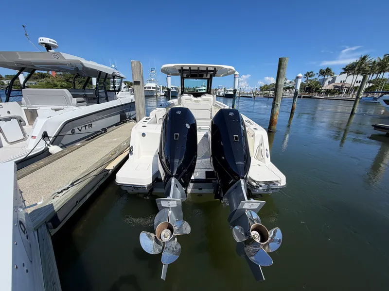 Slide: The Image of Boston Whaler 330 Outrage 2026 - 16