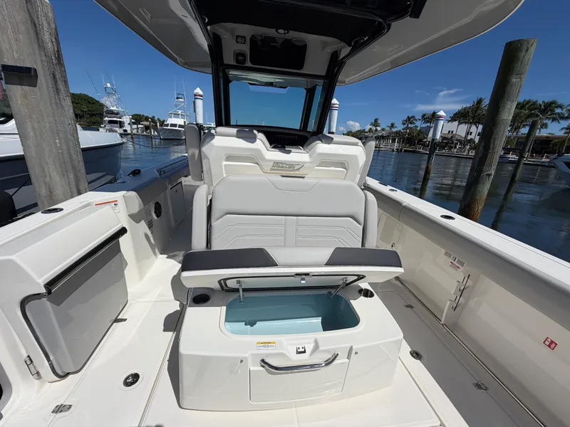 Slide: The Image of Boston Whaler 330 Outrage 2026 - 25