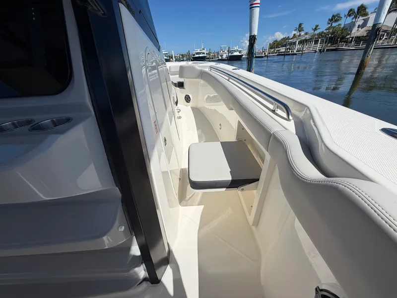 Slide: The Image of Boston Whaler 330 Outrage 2026 - 35