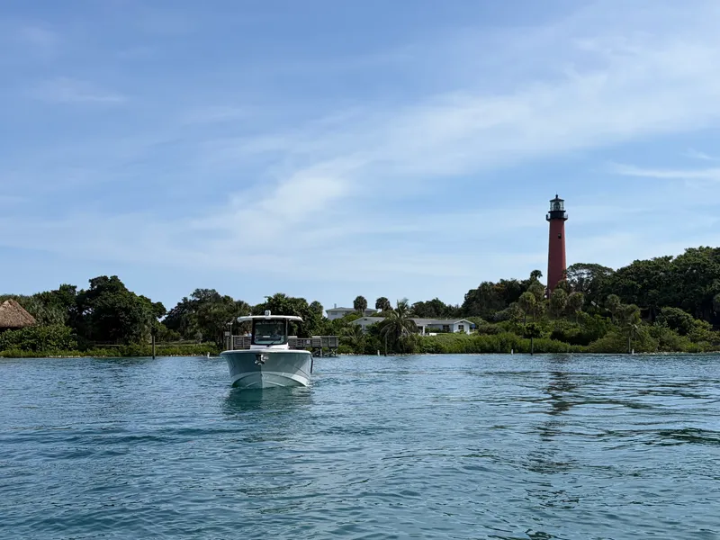 Slide: The Image of Boston Whaler 330 Outrage 2026 - 7