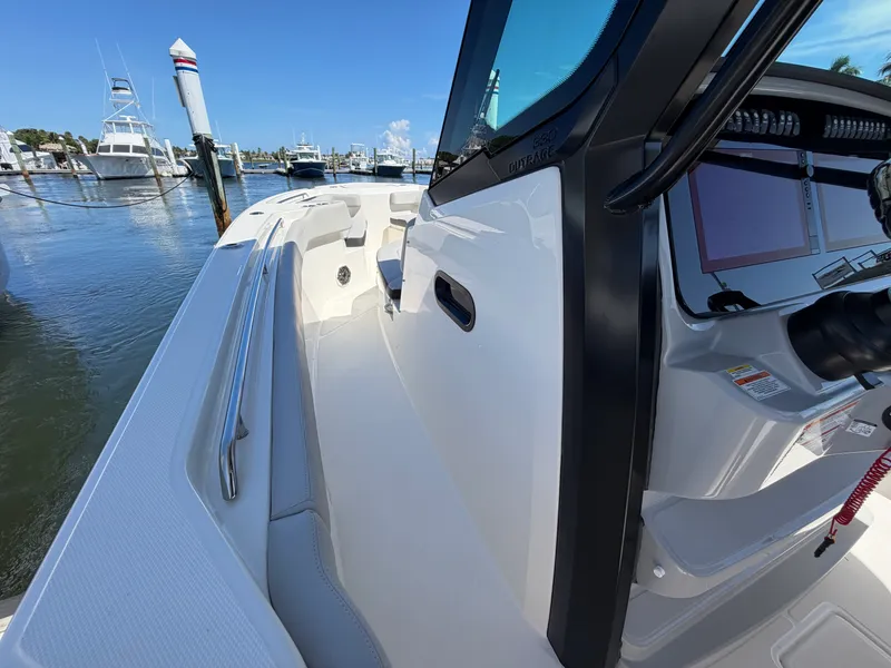 Slide: The Image of Boston Whaler 330 Outrage 2026 - 44