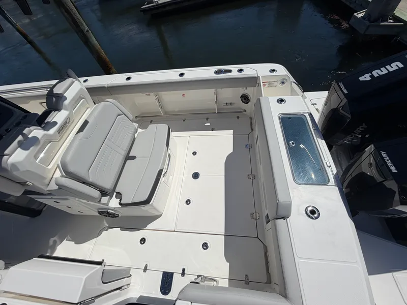 Slide: The Image of Boston Whaler 330 Outrage 2026 - 24