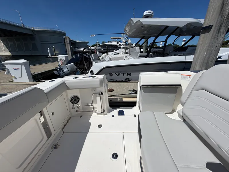 Slide: The Image of Boston Whaler 330 Outrage 2026 - 22