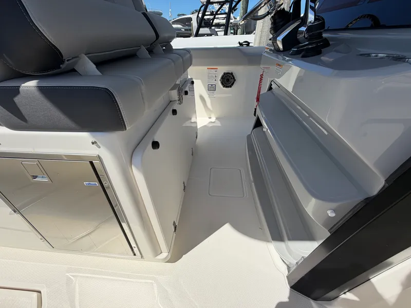 Slide: The Image of Boston Whaler 330 Outrage 2026 - 30