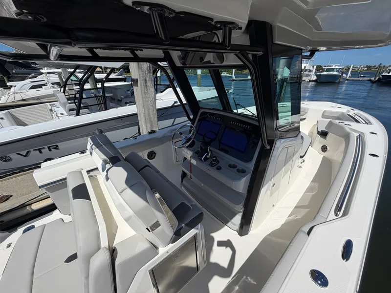 Slide: The Image of Boston Whaler 330 Outrage 2026 - 32