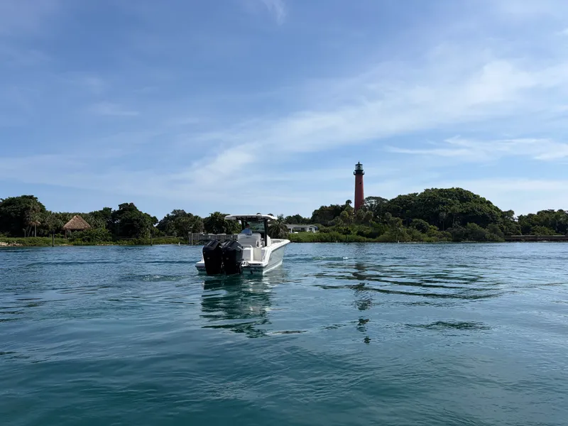 Slide: The Image of Boston Whaler 330 Outrage 2026 - 13