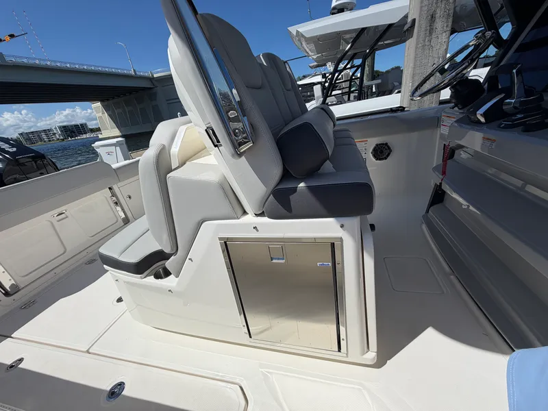 Slide: The Image of Boston Whaler 330 Outrage 2026 - 28