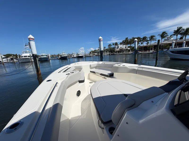 Slide: The Image of Boston Whaler 330 Outrage 2026 - 40