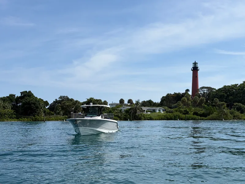 Slide: The Image of Boston Whaler 330 Outrage 2026 - 6