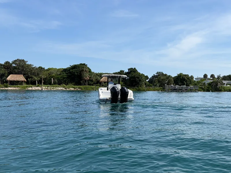 Slide: The Image of Boston Whaler 330 Outrage 2026 - 15