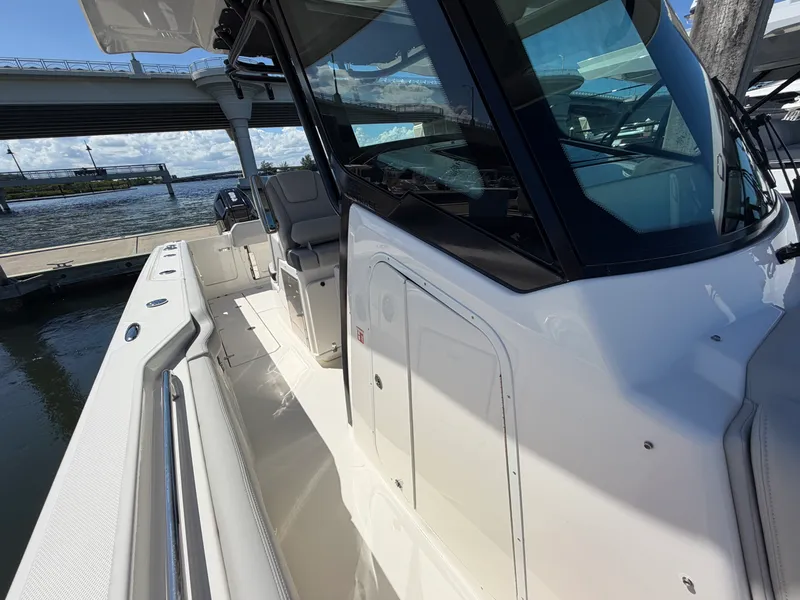 Slide: The Image of Boston Whaler 330 Outrage 2026 - 39
