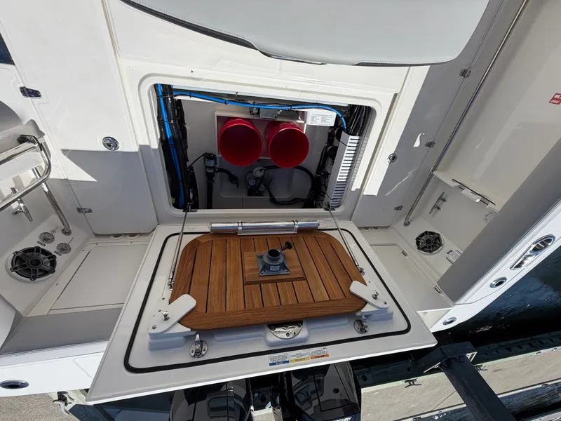 Slide: The Image of Boston Whaler 330 Outrage 2026 - 20