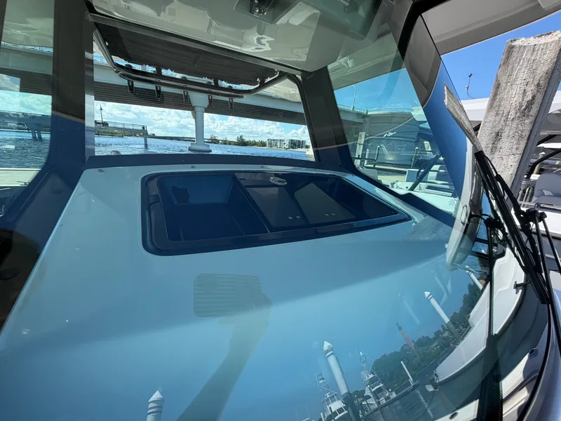 Slide: The Image of Boston Whaler 330 Outrage 2026 - 46