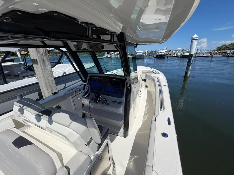 Slide: The Image of Boston Whaler 330 Outrage 2026 - 33