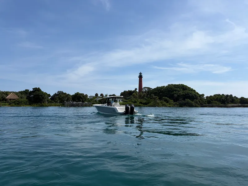 Slide: The Image of Boston Whaler 330 Outrage 2026 - 8