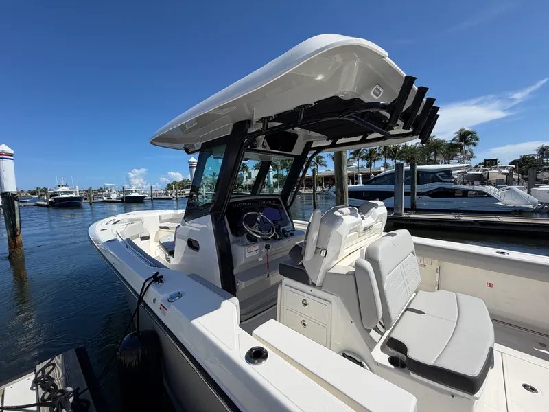 Slide: The Image of Boston Whaler 330 Outrage 2026 - 48