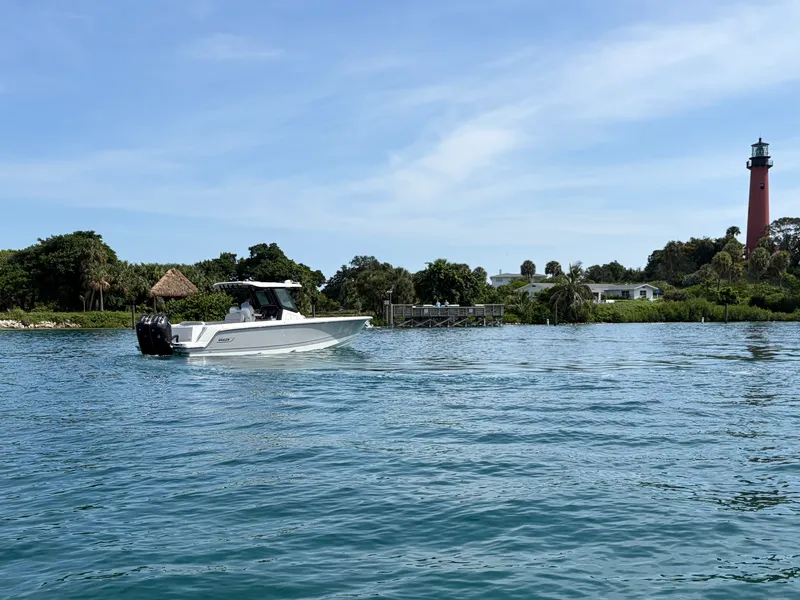 Slide: The Image of Boston Whaler 330 Outrage 2026 - 12