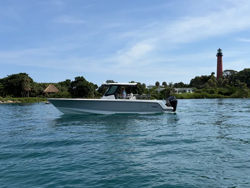 The Image of Boston Whaler 330 Outrage 2026 - 0