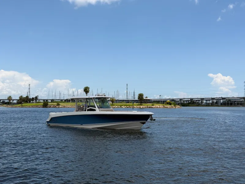 Slide: The Image of Boston Whaler 380 OUTRAGE 2018 - 5