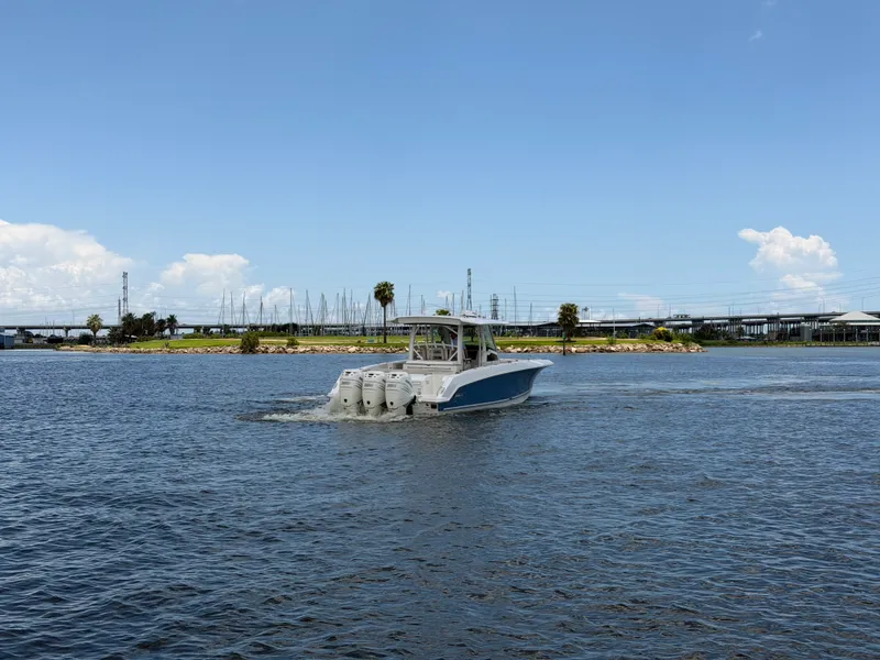 Slide: The Image of Boston Whaler 380 OUTRAGE 2018 - 10