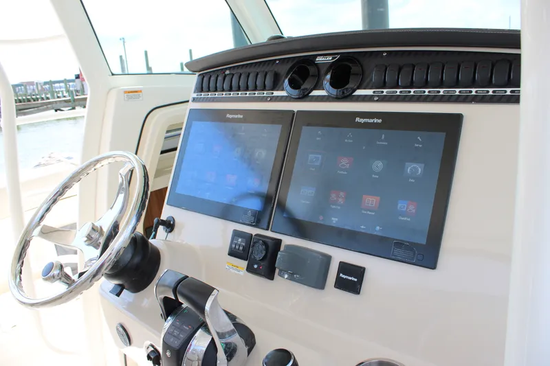 Slide: The Image of Boston Whaler 380 OUTRAGE 2018 - 31