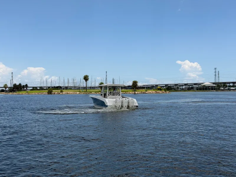 Slide: The Image of Boston Whaler 380 OUTRAGE 2018 - 13